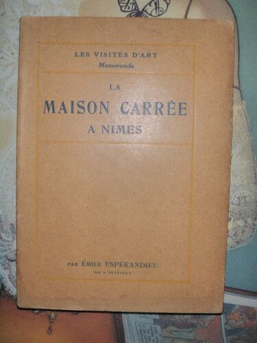 La Maison Carree A Nimes