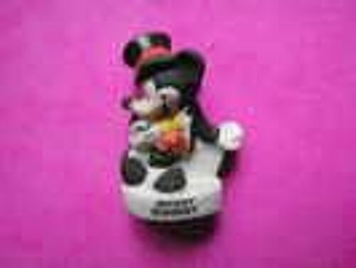 Fève Disney = Série Mickey Et Ses Amis = Mickey, Avec Canne Et Chapeau Noir, Fève Mat.