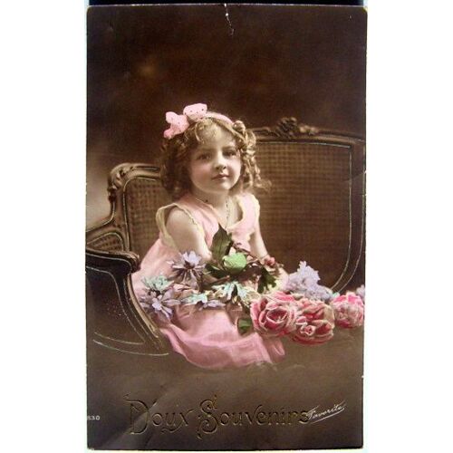 Petite Fille Aux Fleurs Dans Un Fauteuil