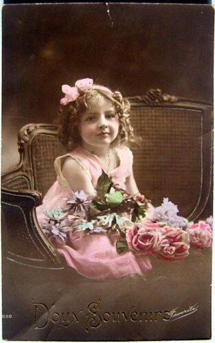 Petite Fille Aux Fleurs Dans Un Fauteuil