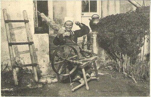 Guemene - Femme Filant Une Quenouille - Réédition D'une Cpa - 1er Choix - Ref 021 545