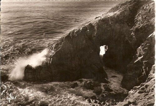 Prespqu Ile De Quiberon L Arche De La Pointe De Kergroix Sur La Cote Sauvage 1957