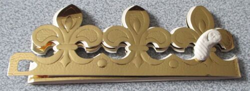 Couronne Des Rois En Carton - Fleurs De Lys Dorées - Vendue Avec Une Fève Plastique Blanche Représentant Un Bébé Emmailloté (1x2.2cm)