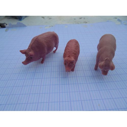 4 Cochons En Plastique