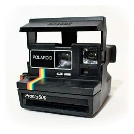 Lacoste Habille l'Appareil Photo Polaroid à Tirage Instantané