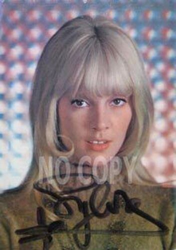 Autographe Sylvie Vartan  -  Sur Carte Postale Très Rare Des Années 60/70