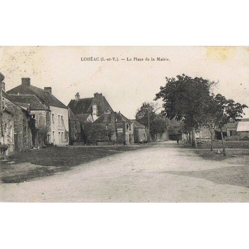 Lohéac (Ile-Et-Vilaine) La Place De La Mairie, Chateau Du Bois Au Verger. 2 Cartes Anciennes 1930/1932