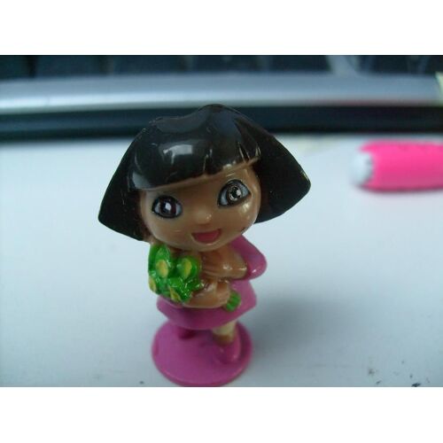 Dora Petite Figurine Avec Un Bouquet De Fleurs 3.5cm De Haut