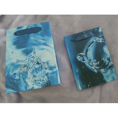 Sac Papier Pochette Cartonnée Pour Cadeau Décor Gouttes D'eau Fond Bleu + 1 Autre (18 Ht X 13 Lg X 8 Large) Poignée Ruban Bleu