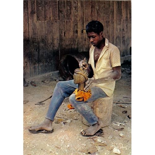 Carte Postale, Afrique, Homme Travaillant Le Bois, Sculpteur