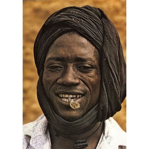 Carte Postale, Afrique, Homme Au Visage Marqué Fumant Une Cigarette Locale