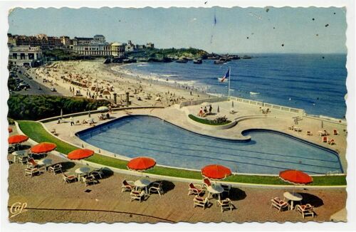 Biarritz ( Pyrénées Atlantiques ) - La Grande Plage, Les Casinos Et La Piscine De L'hôtel Du Palais 1964