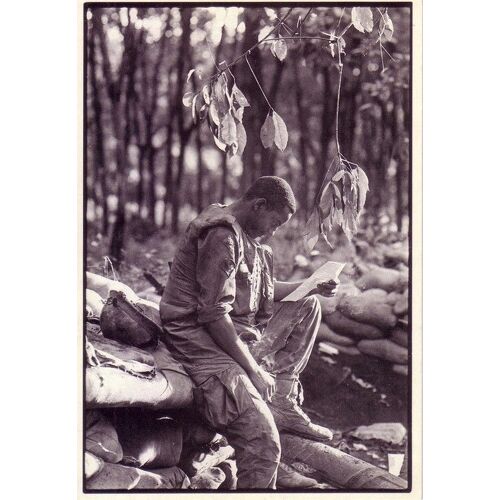 G. I. Lisant Son Courrier , Sud Vietnam , Caron , Gamma