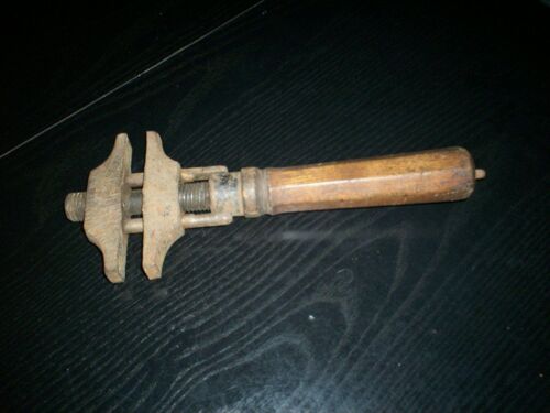 ancienne clé à molette de plombier