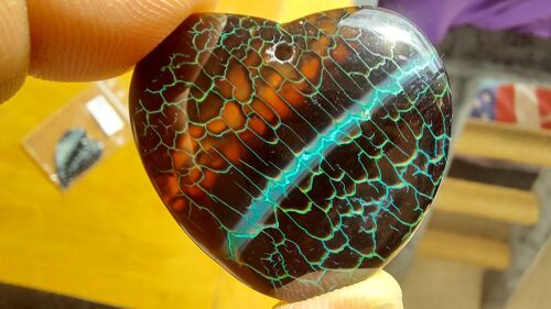 Pendentif Coeur Agate - Onyx Noir Et Bleu Avec Veines De Dragon. Parfaite Idée De Cadeau. 3.6 Cm. Magnifique Pierre Aux Couleurs Exquises. Une Des Plus Belles De Ma Collection. Lot 826