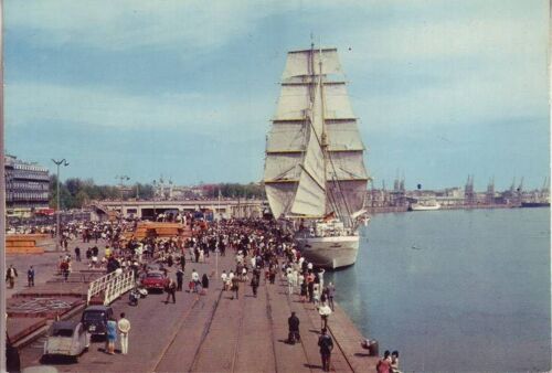 Bordeaux. " Le Quai Louis Xviii Et Voilier " ( Gironde) 19704