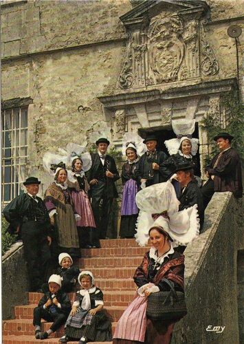 La Normandie Pittoresque - N° 655 - Groupe Folklorique Valognais - Valognes (Manche) - Sur Les Marches Du Manoir D'auberville