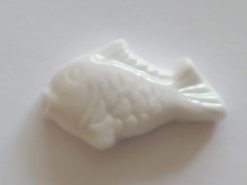 Fève Brillante Porcelaine Ancienne Carpe Blanche