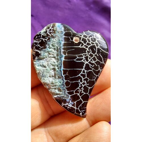 Pendentif Coeur Agate - Onyx Noir Blanc Et Bleu Avec Veines De Dragon. Parfaite Idée De Cadeau. 5.3 Cm. Magnifique Pierre Aux Couleurs Exquises. Une Des Plus Belles De Ma Collection. Lot 828