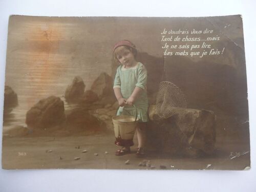 Petite Fille Au Bord De La Mer Portant Un Seau