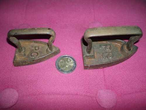 2 Petits Fers A Repasser En Fonte.