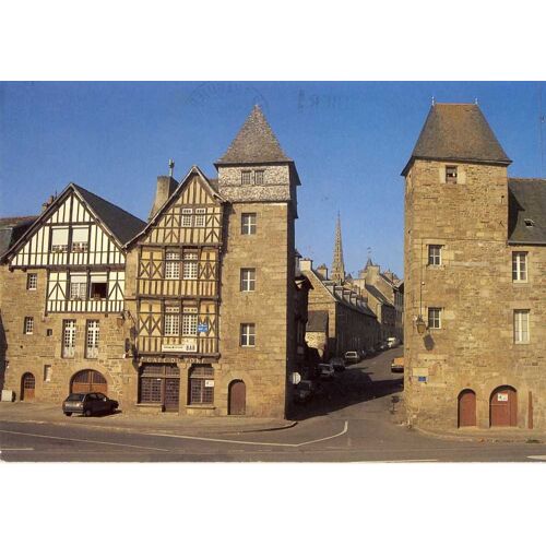 Tréguier :Vieilles Maisons Et Tours Carrées Au Débouché De La Rue Ernest Renan Sur Le Quai (Ref 2-7557)