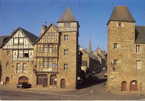 Tréguier :Vieilles Maisons Et Tours Carrées Au Débouché De La Rue Ernest Renan Sur Le Quai (Ref 2-7557)