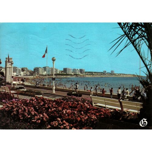 Carte Postale, France, Vendée ( 85 ), Les Sables D'olonne, Le Remblai, L'horloge Et La Plage - Oblitération Du 24/07/1984