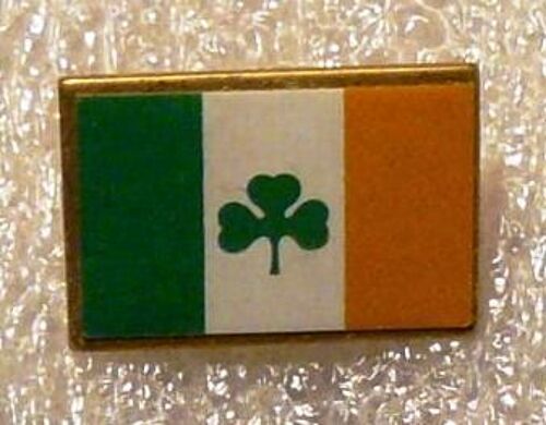 Pin's Drapeau Vert Blanc Jaune + Feuille