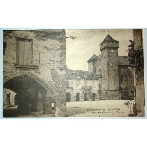 Carte Postale Ancienne Dordogne Beaumont De Perigord Un Coin De La Place Ses Cornieres Et L Eglise