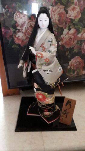Poupée Japonaise Avec Kimono Brodé