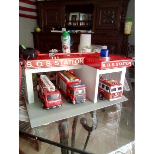 Caserne De Pompiers Lumineuse Et Sonore Avec 3 Camions