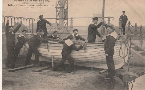 Mise À L' Eau D' Une Embarcation . Scene De Vie De Bord