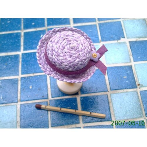 Chapeau miniature pour maison de poupées