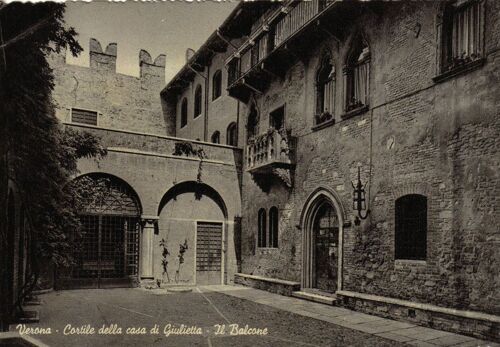 Verone  Cour De La Maison De Juliette   Le Balcon