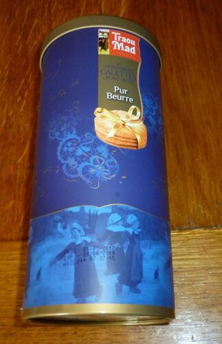 Traou Mad : Boite Vide En Metal - Diamètre 9,5cm ,Hauteur 20cm Environ - Traou Mad Les Véritables Galettes Pur Beurre De Pont-Aven (29)