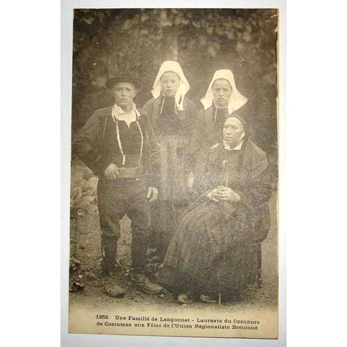 Carte Postale Ancienne Bretagne Une Famille De Langonnet Laureats Du Concours De Costumes Aux Fetes De L Union Regionaliste Bretonne