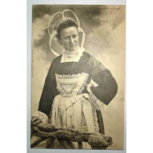 Jeune Fille De Chateauneuf Du Faou