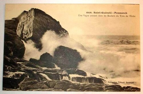 Saint Guenole Penmarch Une Vague Passant Dans Les Rochers Du Trou De L Enfer