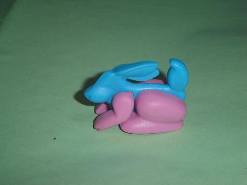 Kinder Ancien (Collection Année 1994) - K95 N. 26 / K95n26 : Lapin Bleu & Rose Sur Petites Roues