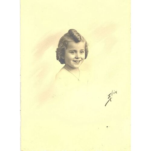 Enfant  Fille  Médaillée.1936 Environ