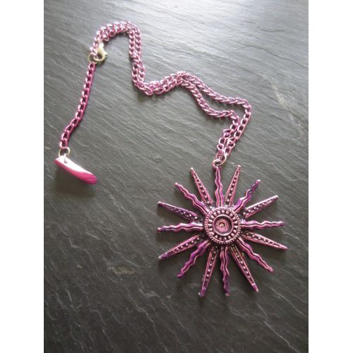 Collier Violet Avec Pendentif En Soleil