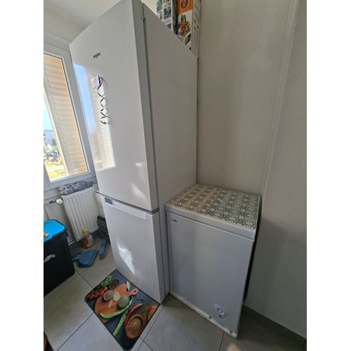 Un refrigerateur combiné froid/sec