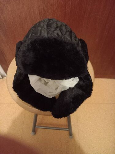 Chapka Hello Kitty De Couleur Rose ,Bords Fourrés ,Oreillettes Boutonnées Fourrées Sur Les Cotés ,Logo " Hello Kitty "Clouté ,Brodé Au Bas De L'un Des Cotés ,Taille 54 ( 6 Ans ),Fermeture Scratch .