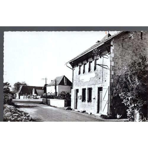 Carte Postale De Ségonzac (Corrèze) Vue Sur La Poste Et La Rue Centrale