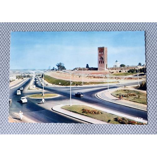 Ancienne Carte Postale Animée Rabat, Maroc. La Place Sidi Maklouf Et La Tour Hassan. Cp Dentelée Des Années 70. Vélos, Piétons, Voitures : 4l...