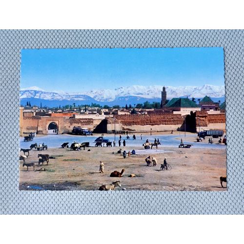 Ancienne Carte Postale Animée Cpa Marrakech, Maroc. Panorama À Bab Doukkala. Carte Postale Dentelée Années 70. Personnages, Vieilles Voitures, Vélos, Chevaux, Dromadaires