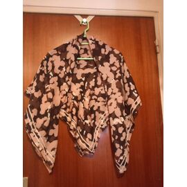 Foulard Imprimé Aigle, Coloris Rose, Mauve, Marron Et Noir, Dimensions: 113 X 113 Cm, 100% Laine, Logo Aigle 1853 Cousu Sur Un Des Coins, Imprimé Sur 2 Coins. Pas D'Envoie En Mode Normal.