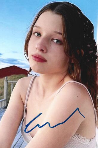 Photo Signée Par : Ever Anderson