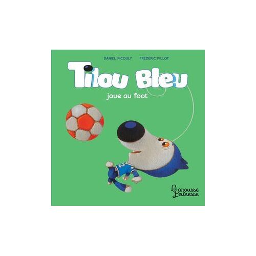 Tilou Bleu Joue Au Foot